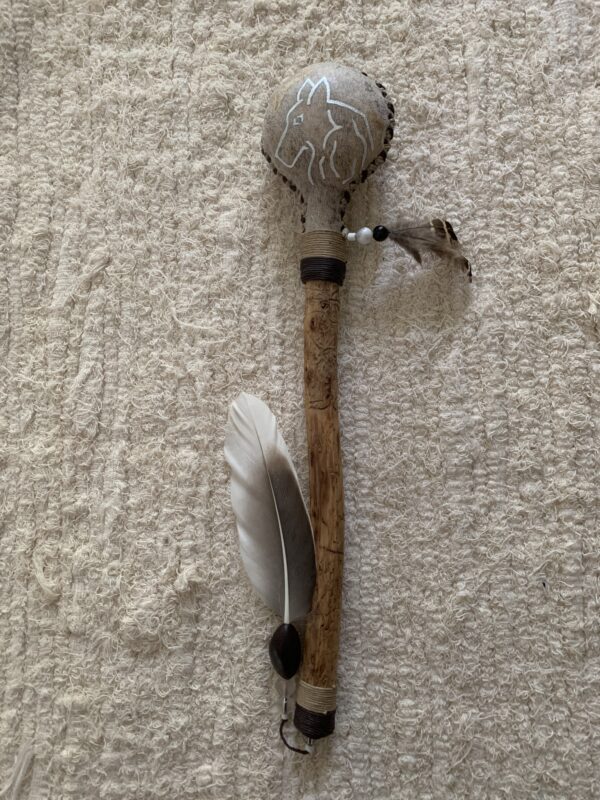 Petit Hochet totem Loup – Image 2